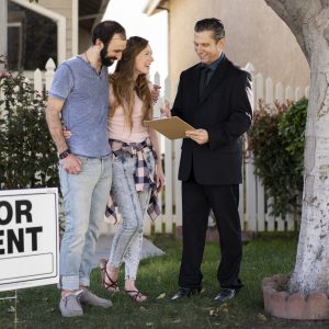 couple-signant-papiers-pour-nouvelle-maison